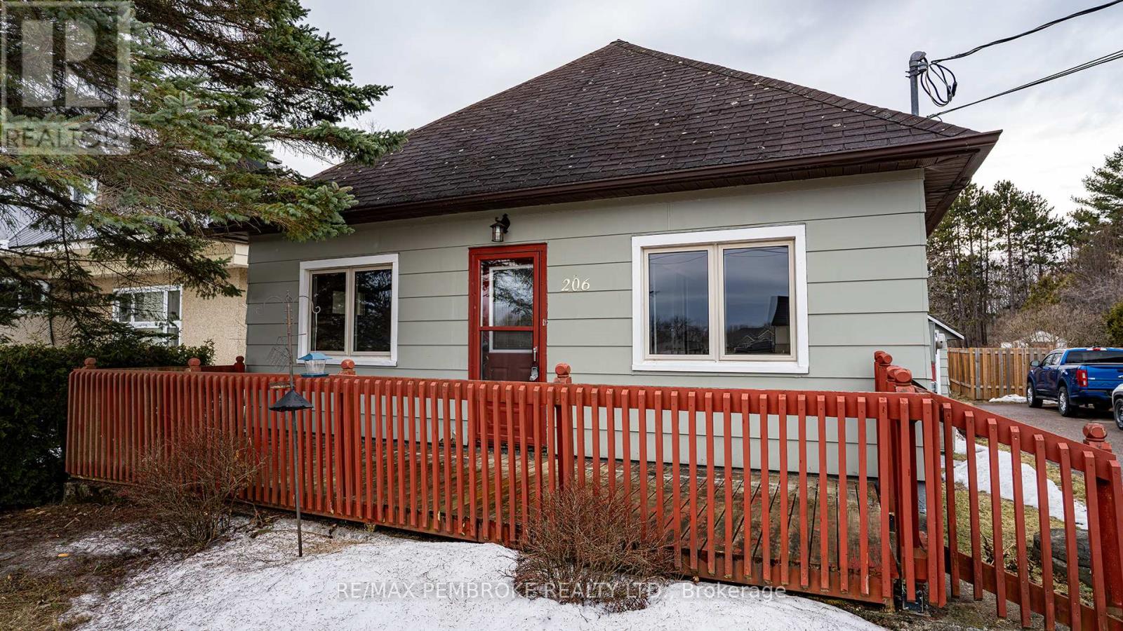 206 Golf Course Road, Laurentian Valley, Ontario K8A 7B3 - Photo 2 - X12790992