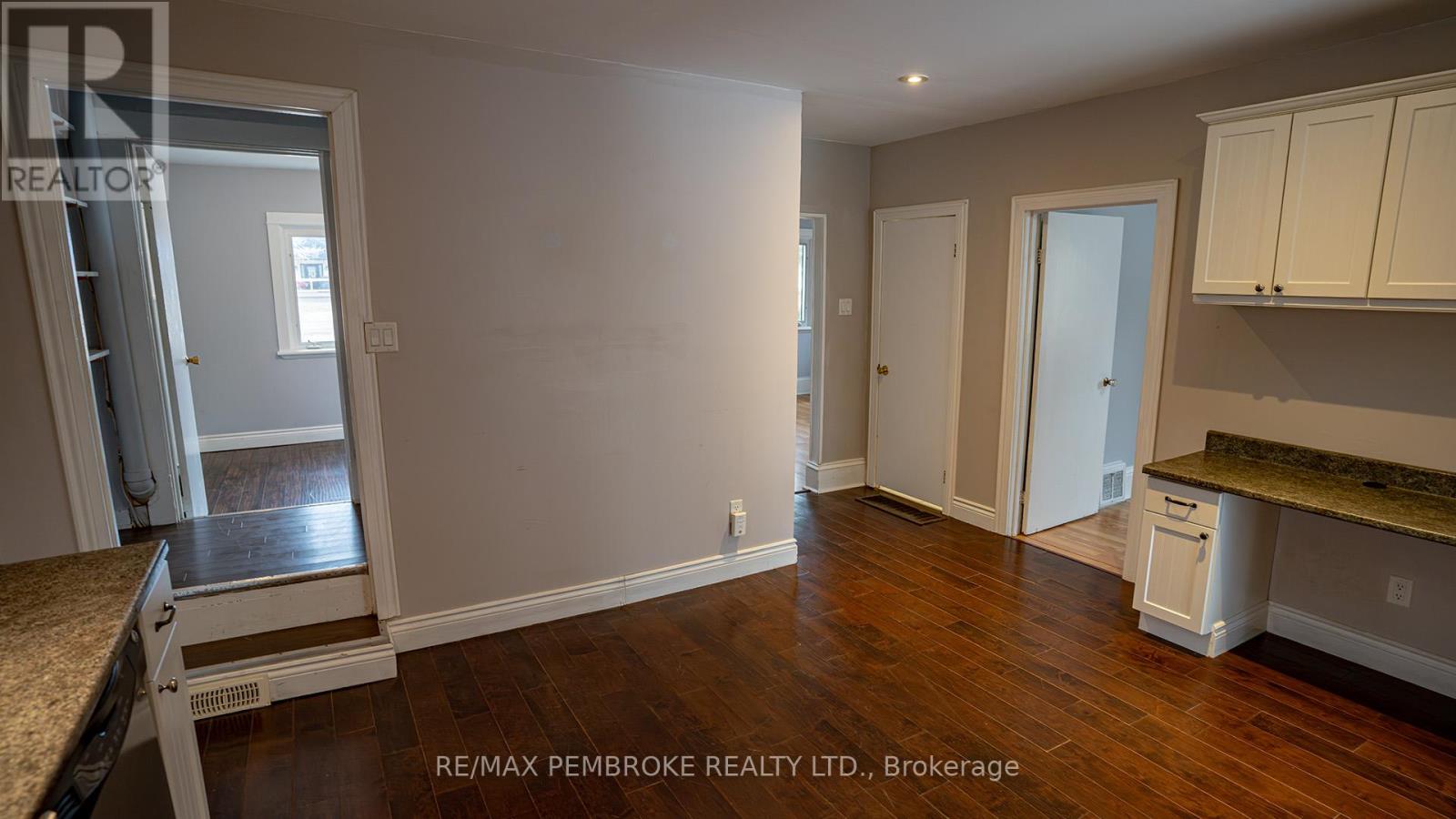 206 Golf Course Road, Laurentian Valley, Ontario K8A 7B3 - Photo 18 - X12790992