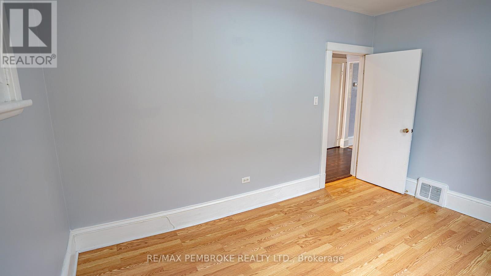 206 Golf Course Road, Laurentian Valley, Ontario K8A 7B3 - Photo 21 - X12790992