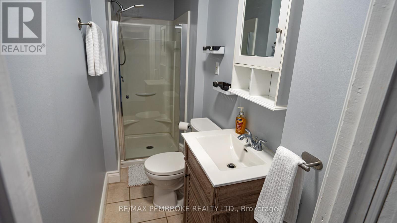 206 Golf Course Road, Laurentian Valley, Ontario K8A 7B3 - Photo 15 - X12790992