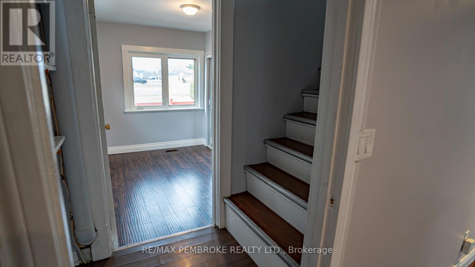 206 Golf Course Road, Laurentian Valley, Ontario K8A 7B3 - Photo 25 - X12790992