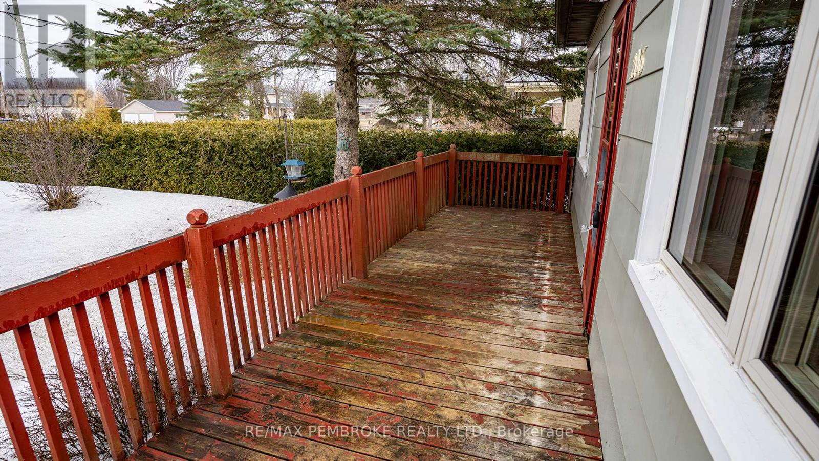 206 Golf Course Road, Laurentian Valley, Ontario K8A 7B3 - Photo 4 - X12790992