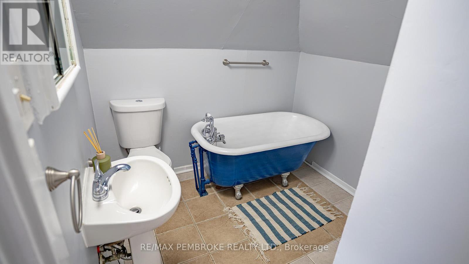 206 Golf Course Road, Laurentian Valley, Ontario K8A 7B3 - Photo 29 - X12790992