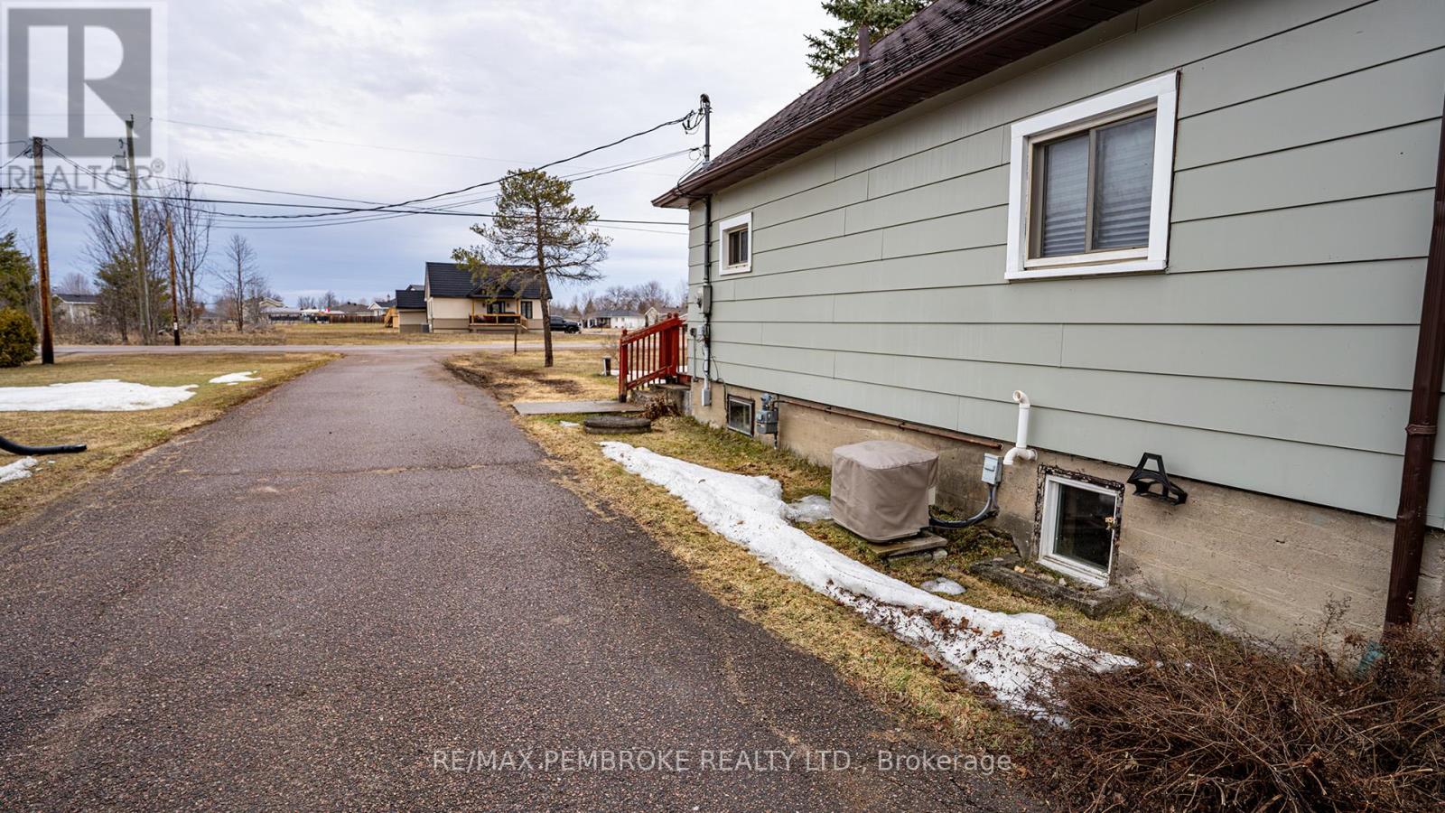 206 Golf Course Road, Laurentian Valley, Ontario K8A 7B3 - Photo 6 - X12790992