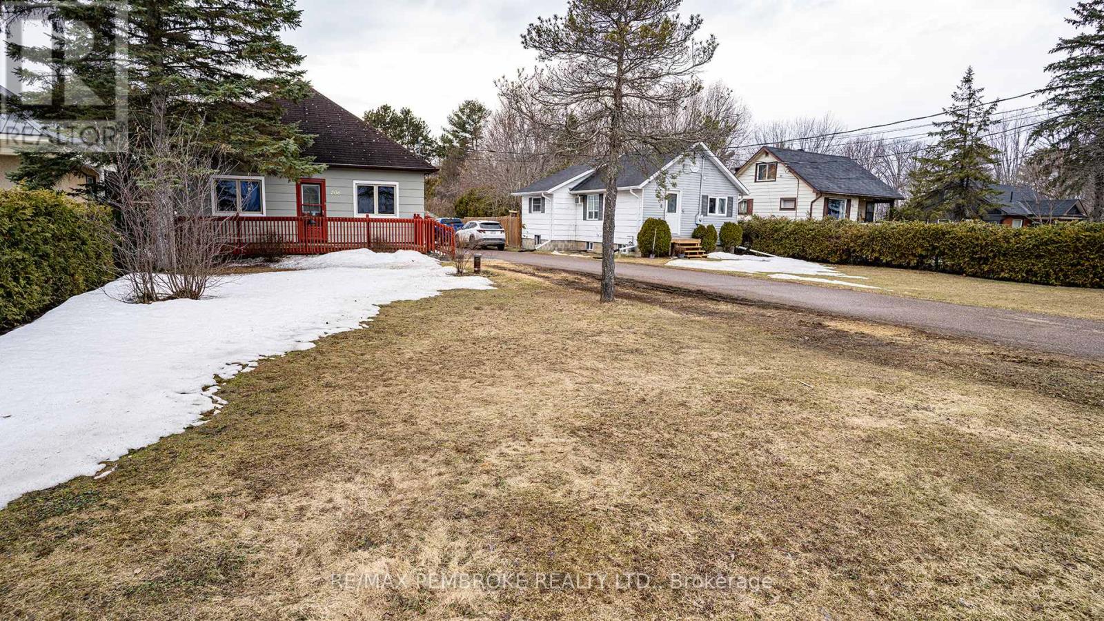 206 Golf Course Road, Laurentian Valley, Ontario K8A 7B3 - Photo 3 - X12790992