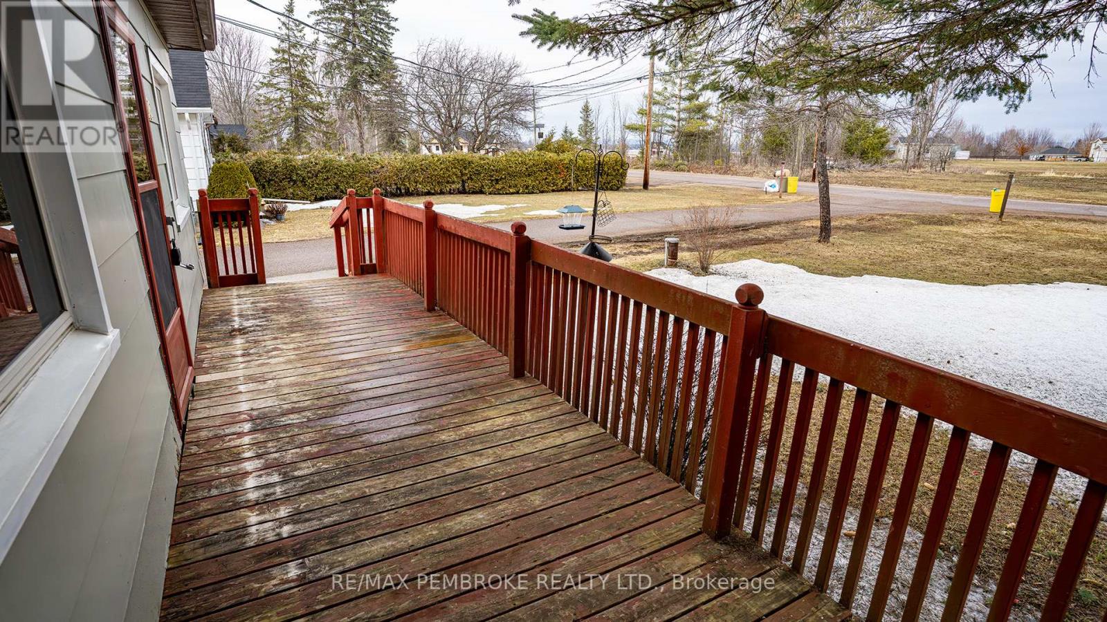 206 Golf Course Road, Laurentian Valley, Ontario K8A 7B3 - Photo 5 - X12790992