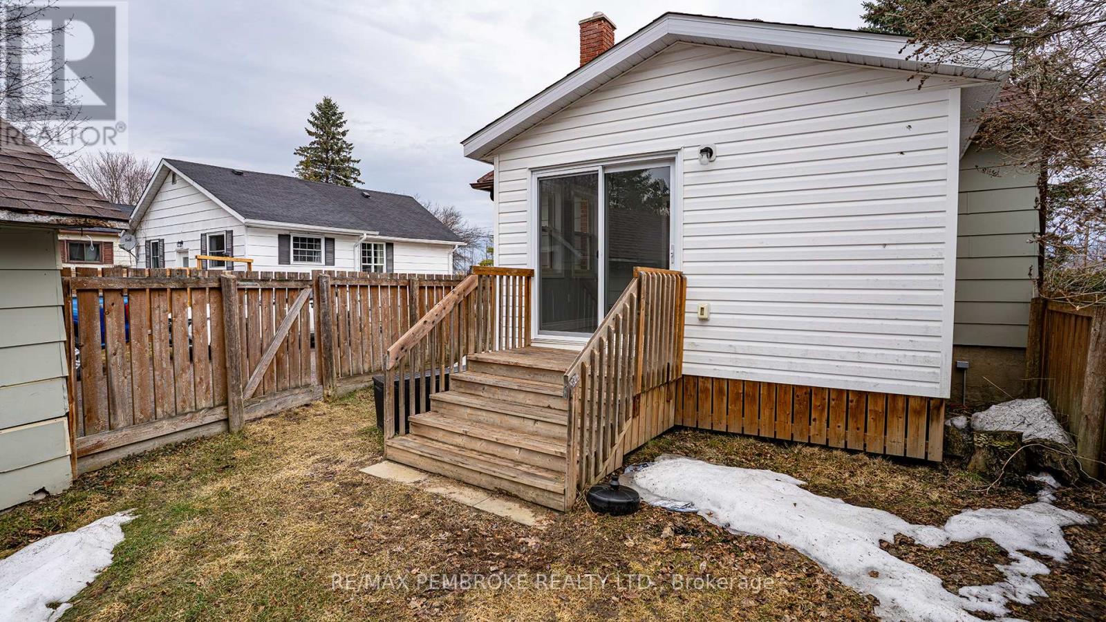 206 Golf Course Road, Laurentian Valley, Ontario K8A 7B3 - Photo 8 - X12790992