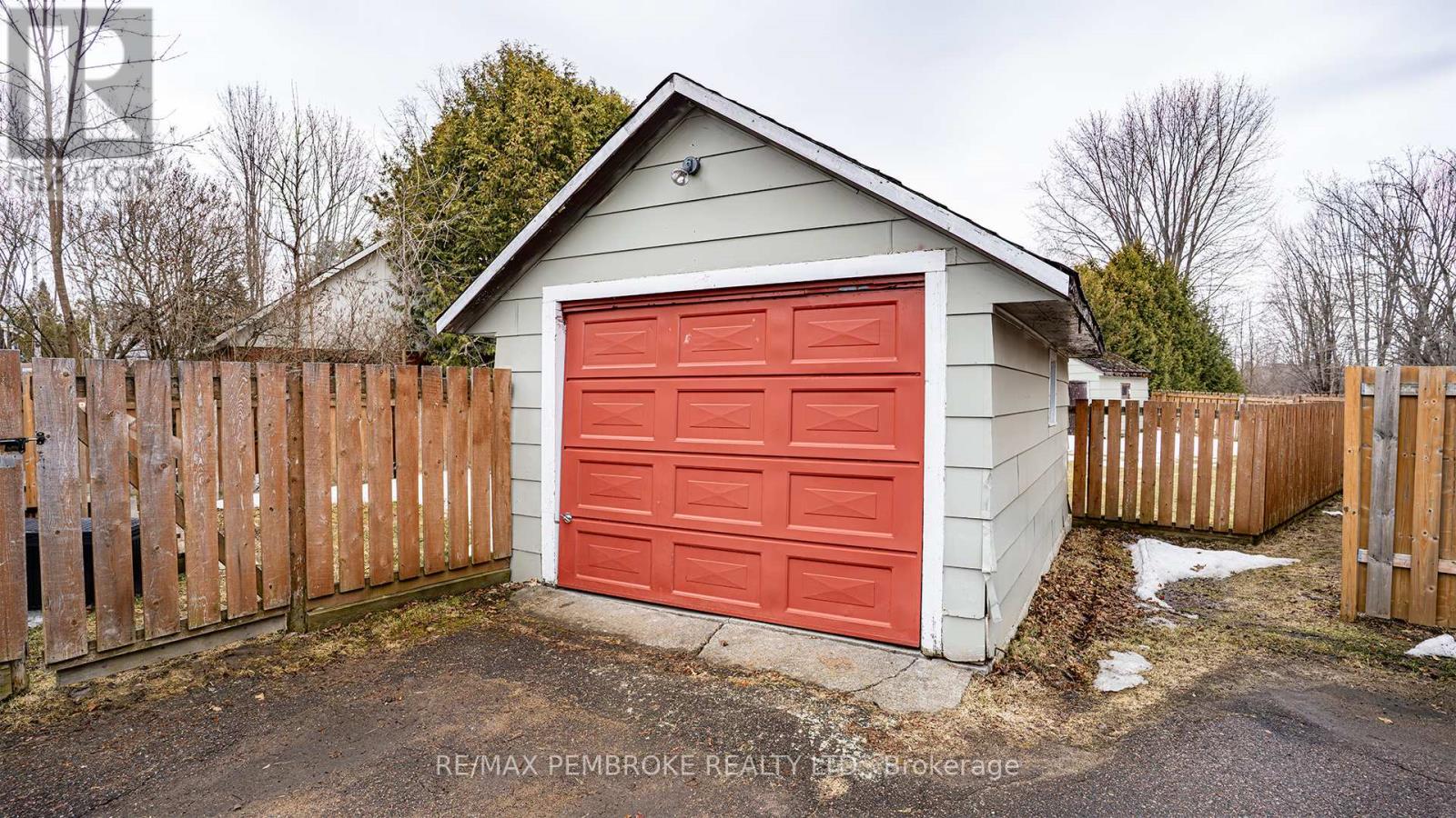 206 Golf Course Road, Laurentian Valley, Ontario K8A 7B3 - Photo 7 - X12790992