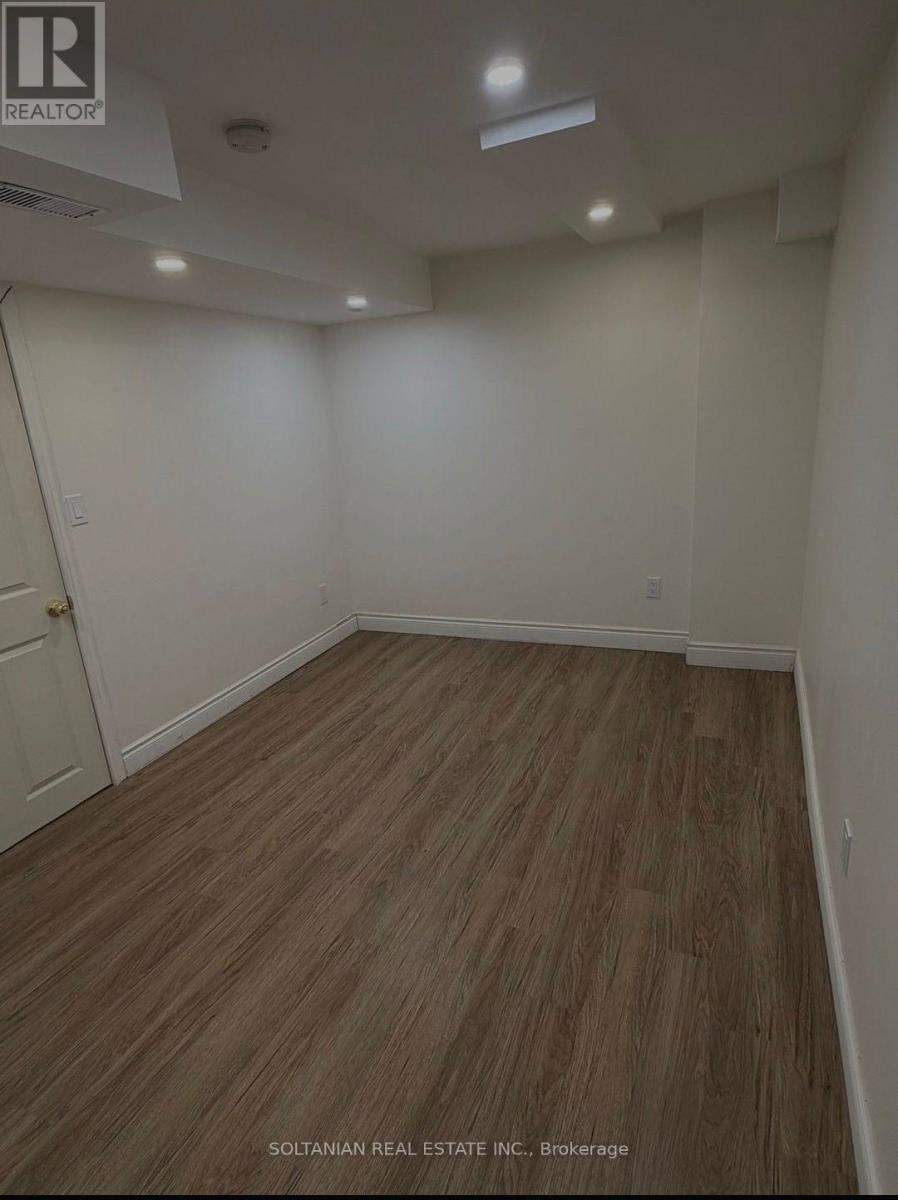 110 Warwick Crescent, Newmarket, Ontario  L3X 2M7 - Photo 4 - N12993314