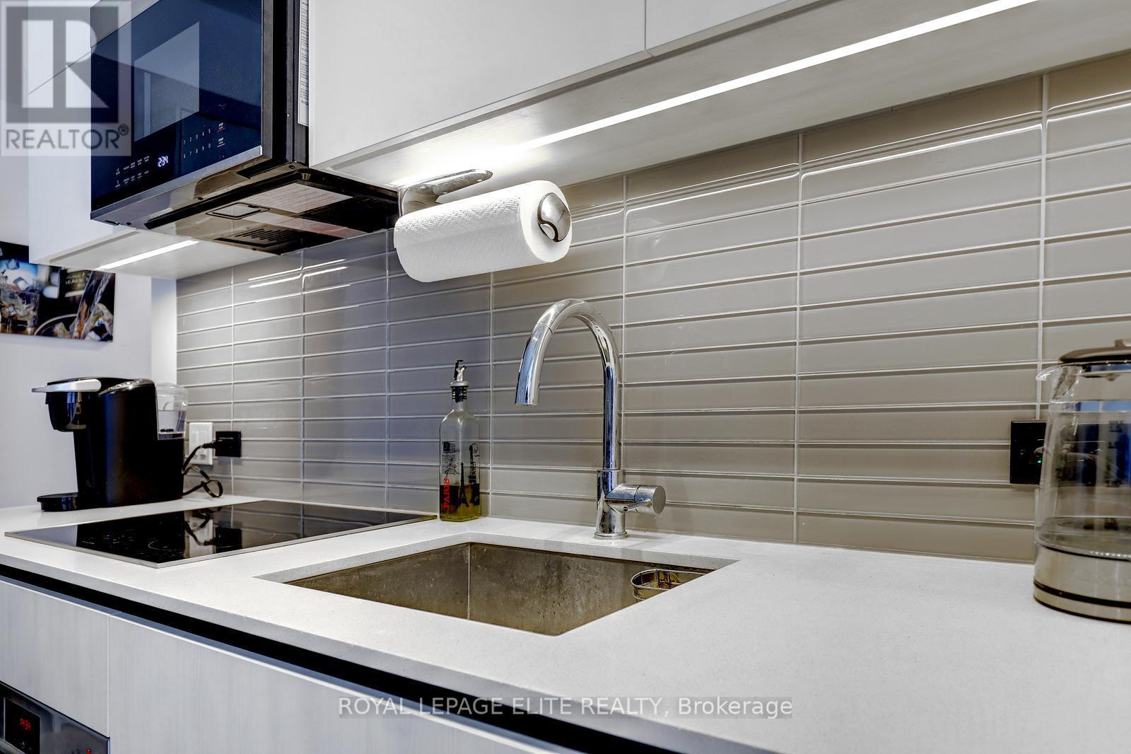 318 - 21 Park Street E, Mississauga, Ontario  L5G 0C2 - Photo 13 - W12993264