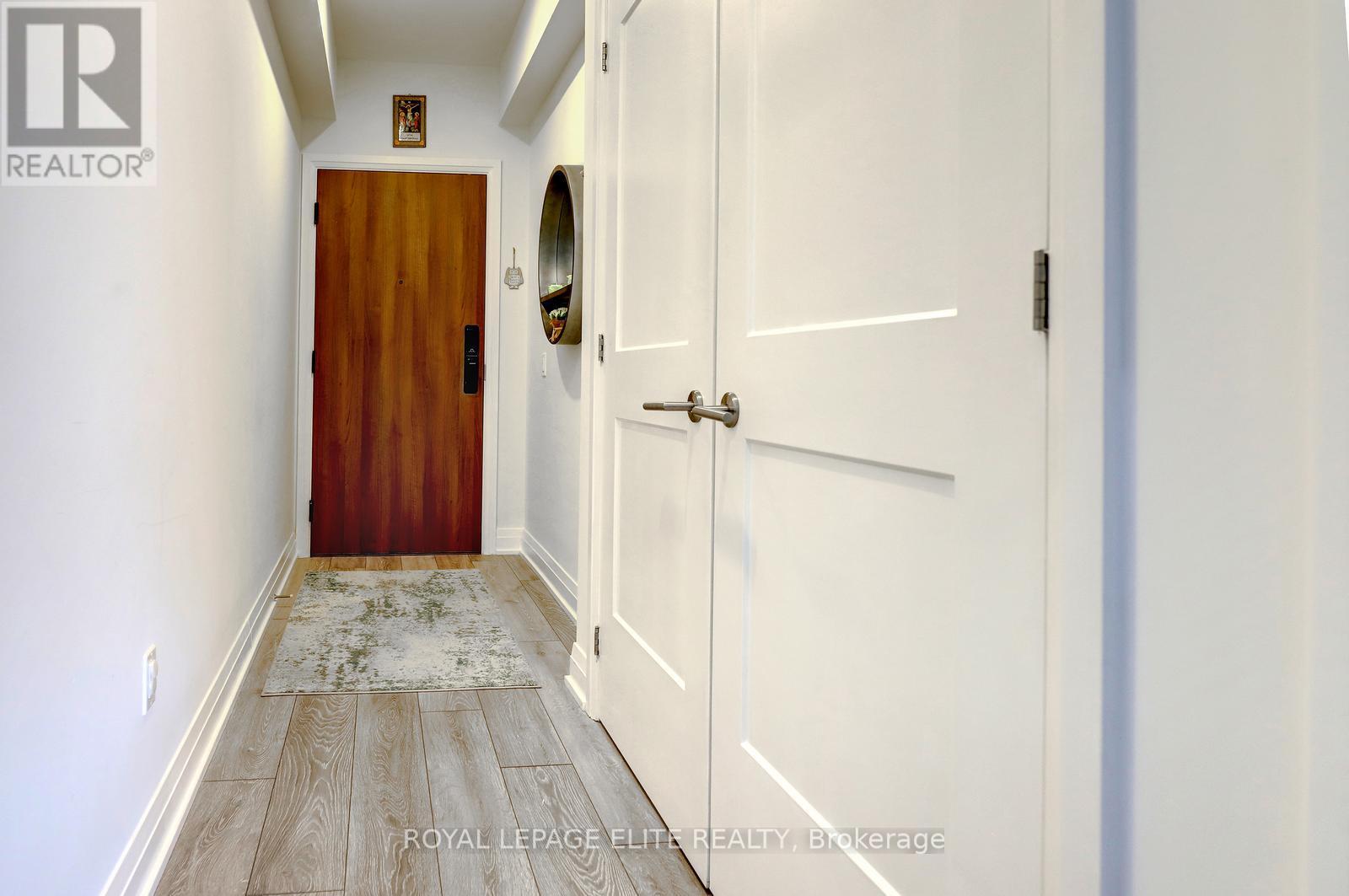 318 - 21 Park Street E, Mississauga, Ontario  L5G 0C2 - Photo 5 - W12993264