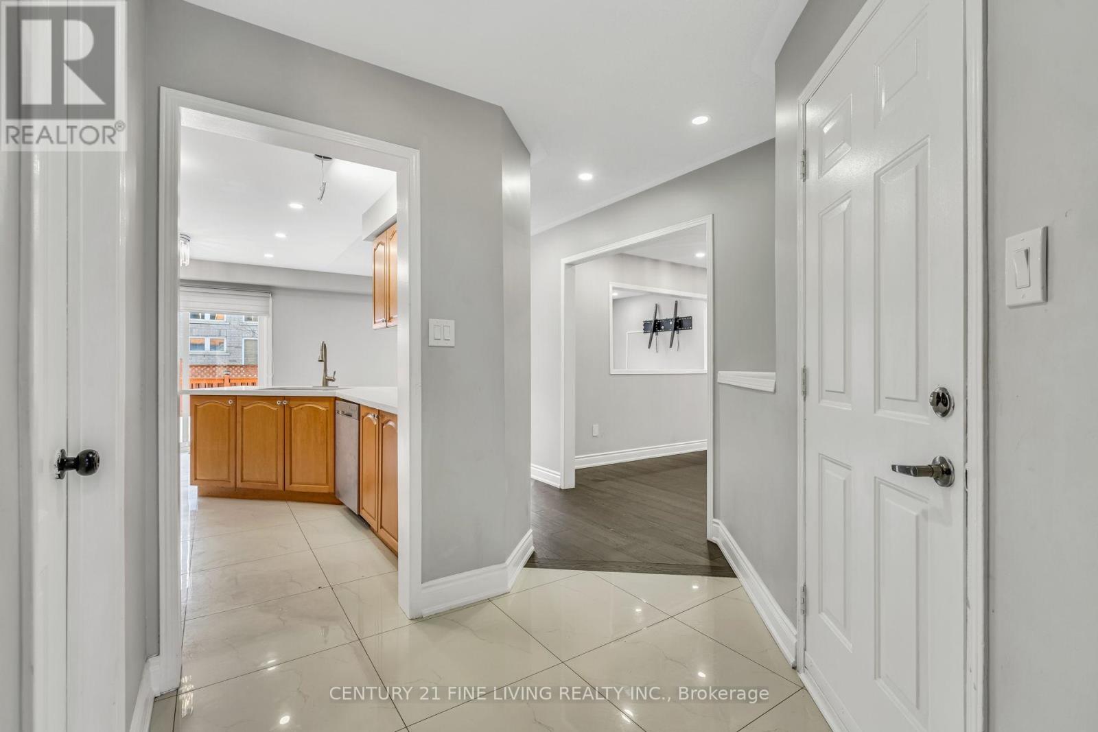 20 Edenvalley Road, Brampton, Ontario L7A 2M6 - Photo 4 - W12993320