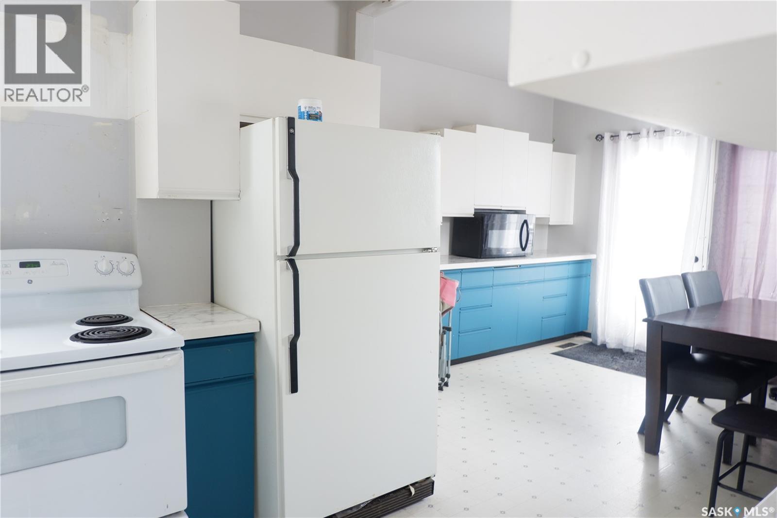 405 4th Avenue E, Assiniboia, Saskatchewan  S0H 0B0 - Photo 2 - SK032824