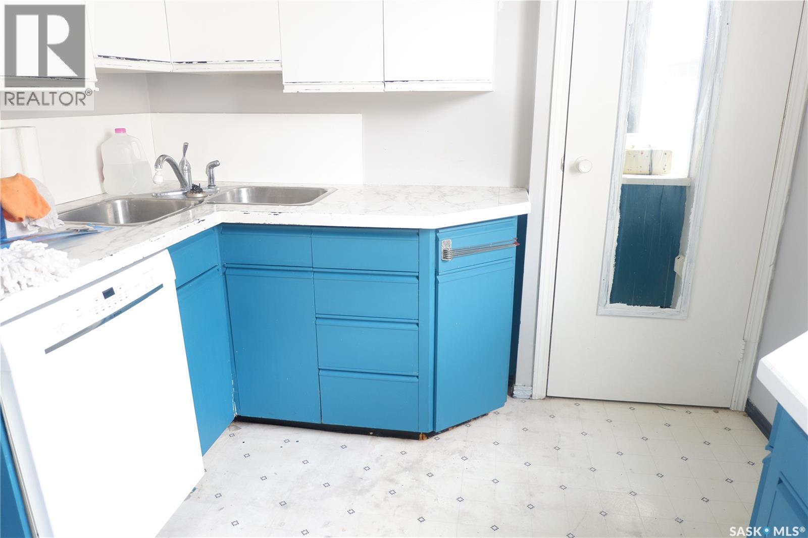 405 4th Avenue E, Assiniboia, Saskatchewan  S0H 0B0 - Photo 3 - SK032824