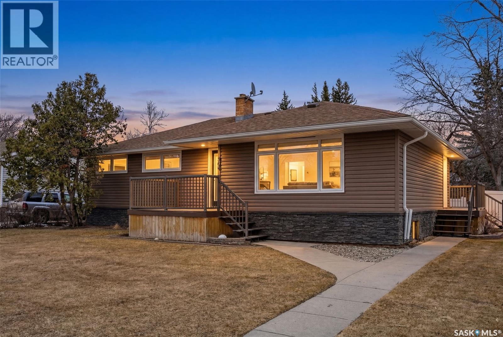 504 11th Street Ne, Weyburn, Saskatchewan  S4H 1J9 - Photo 1 - SK032693