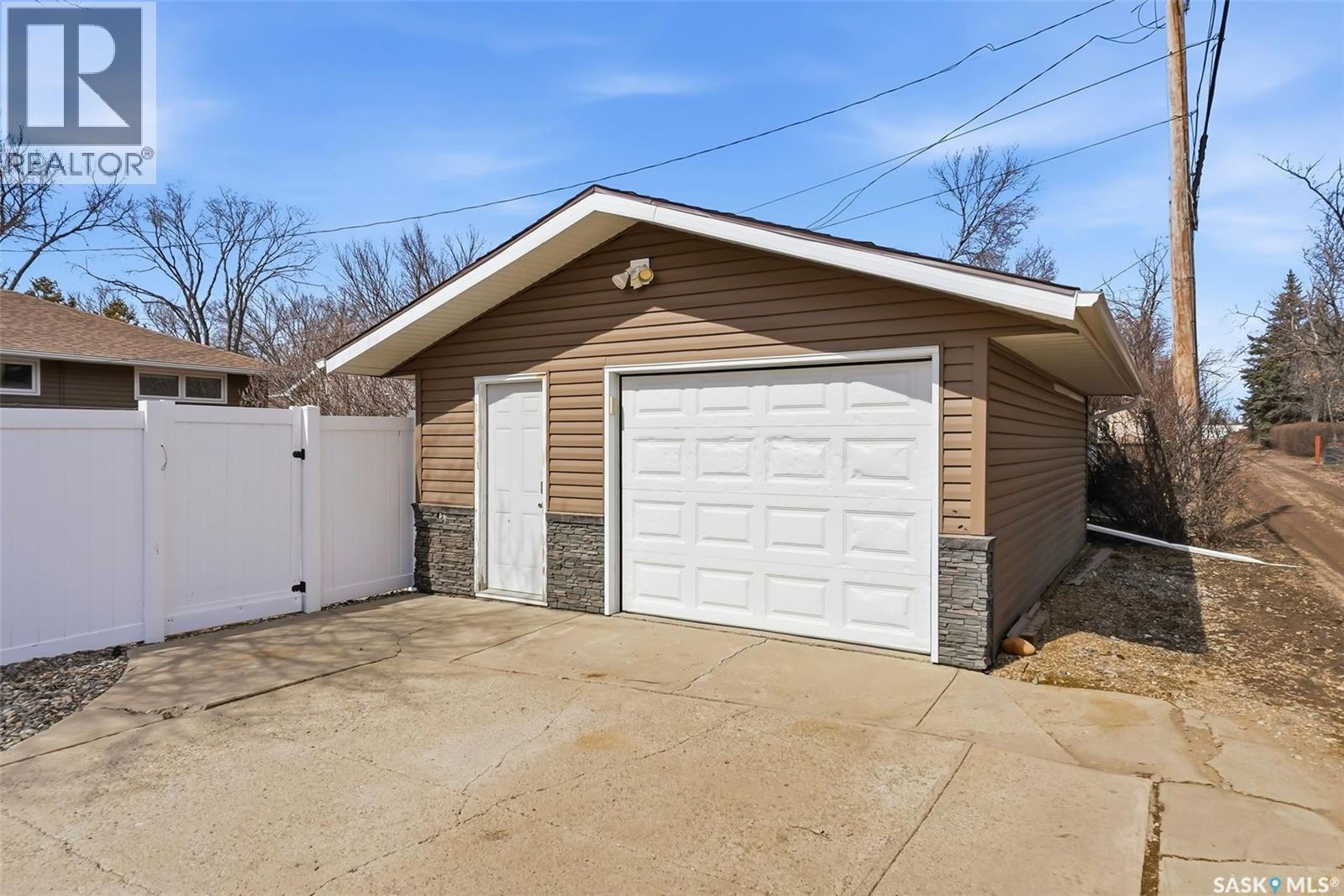 504 11th Street Ne, Weyburn, Saskatchewan  S4H 1J9 - Photo 44 - SK032693