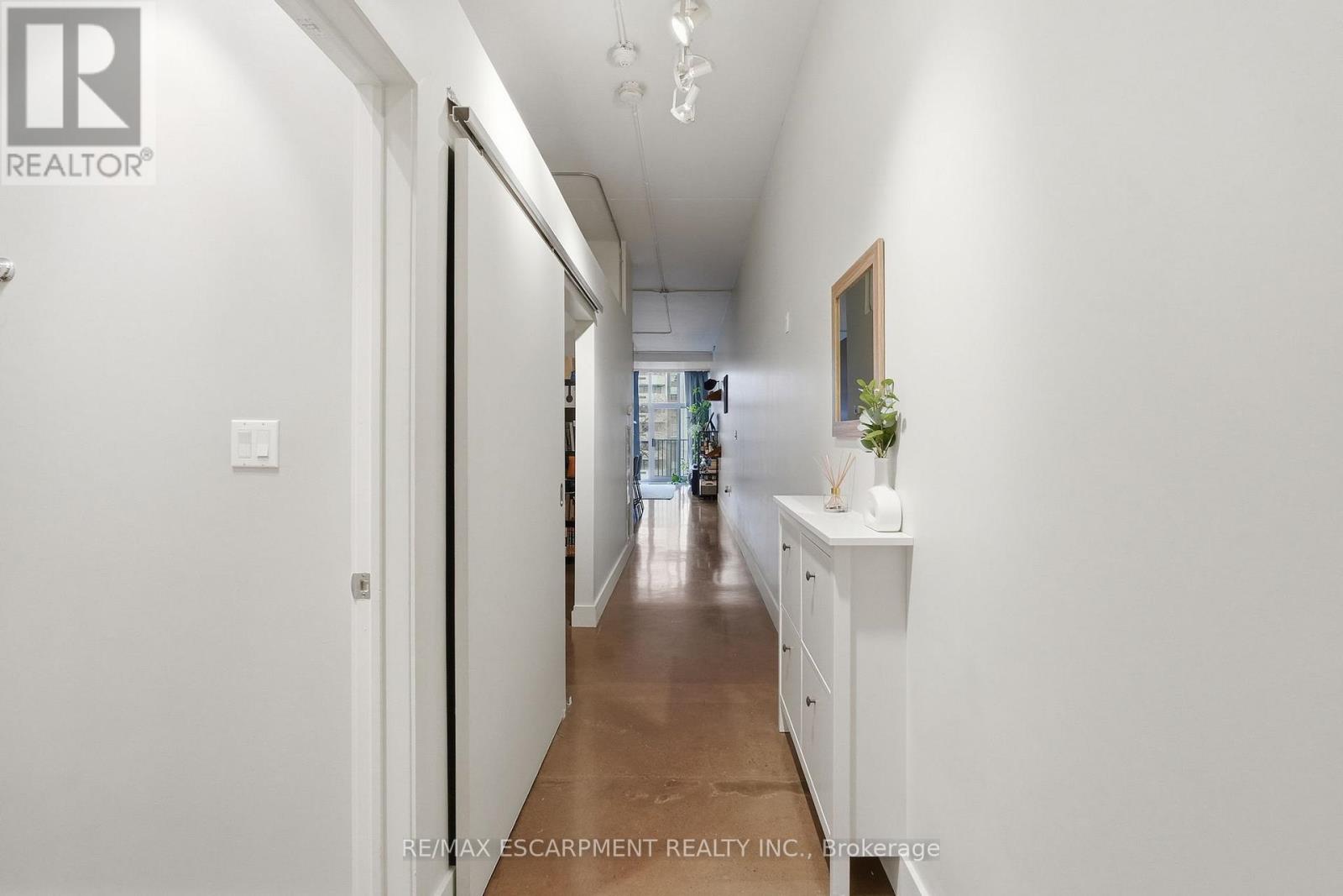 510 - 66 Bay Street S, Hamilton, Ontario  L8P 4Z6 - Photo 2 - X12993296