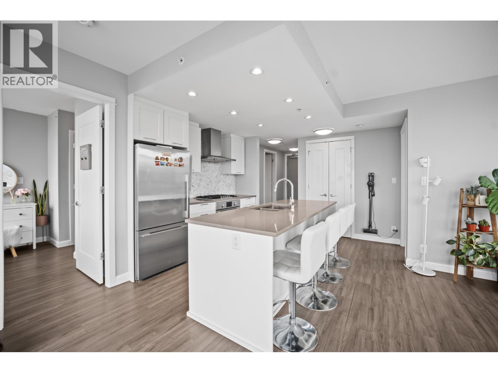 2005 520 Como Lake Avenue, Coquitlam, British Columbia  V3J 0E8 - Photo 3 - R3110711