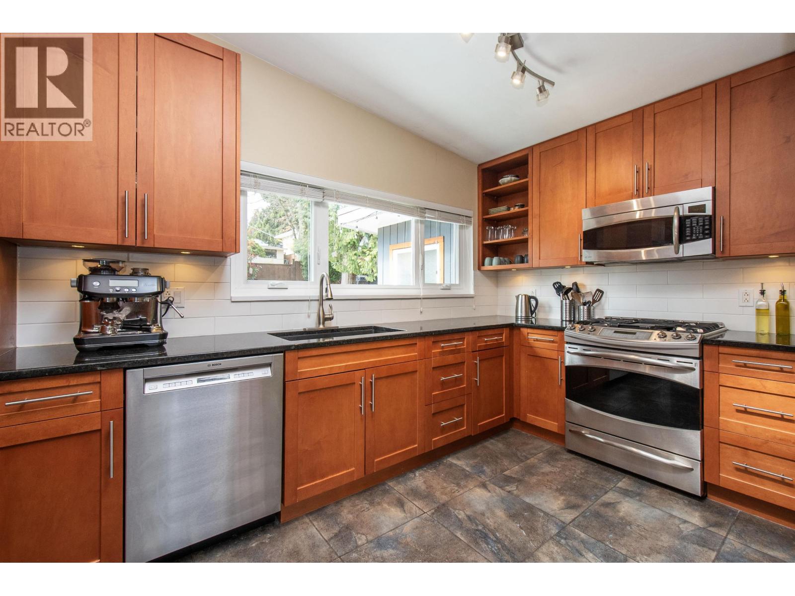 2175 Greylynn Crescent, North Vancouver, British Columbia  V7J 2X6 - Photo 9 - R3110704