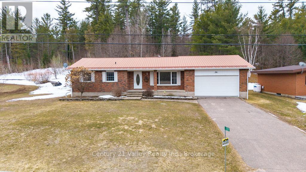 107 Augsburg Road, Bonnechere Valley, Ontario K0J 1T0 - Photo 7 - X12993374
