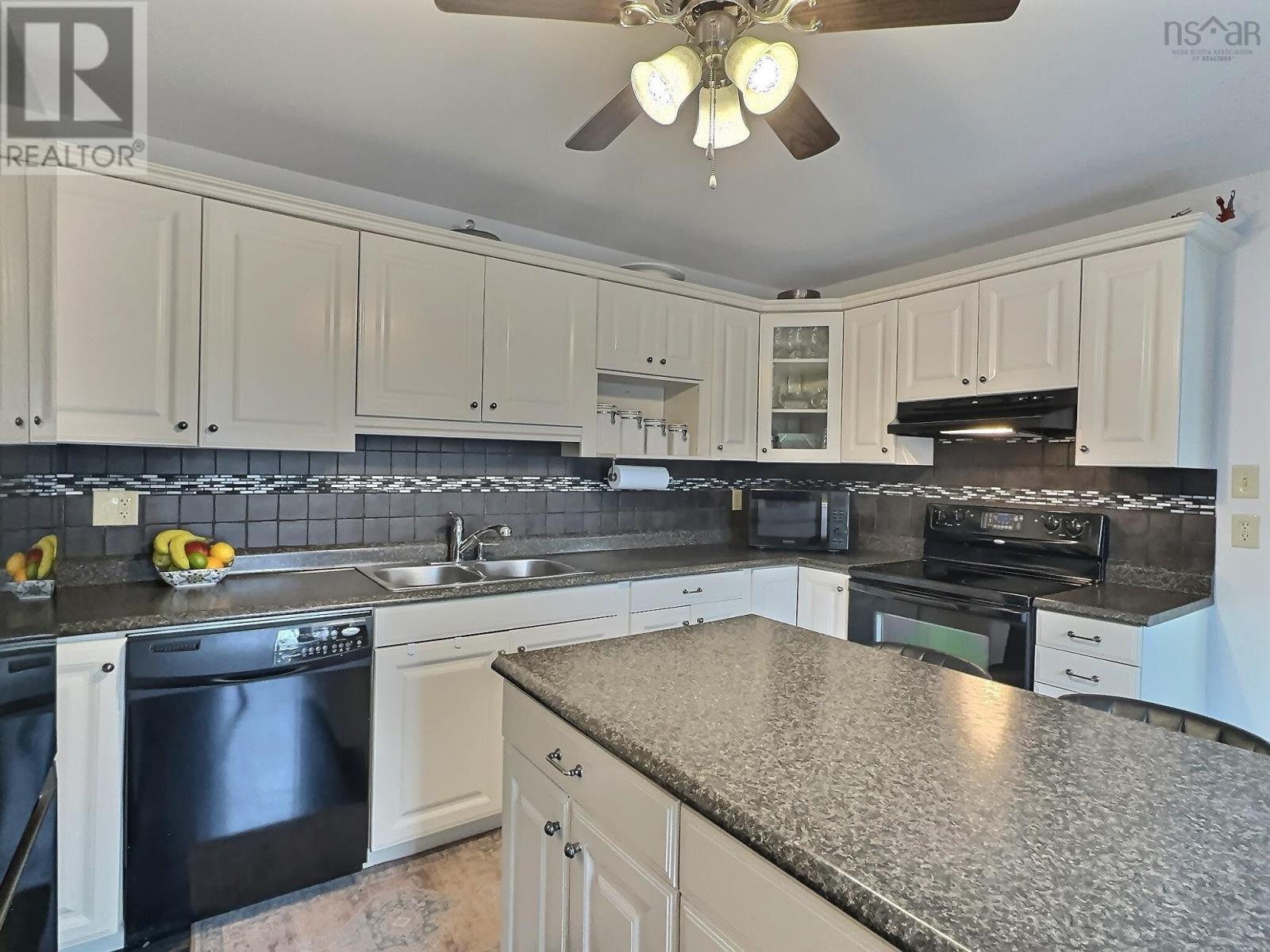 355 Queen Street, Truro, Nova Scotia  B2N 2C4 - Photo 3 - 202600601