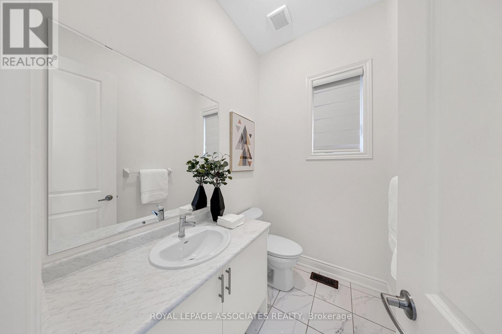 2215 Beckman Crescent, Oshawa, Ontario L1L 0W8 - Photo 3 - E12993378