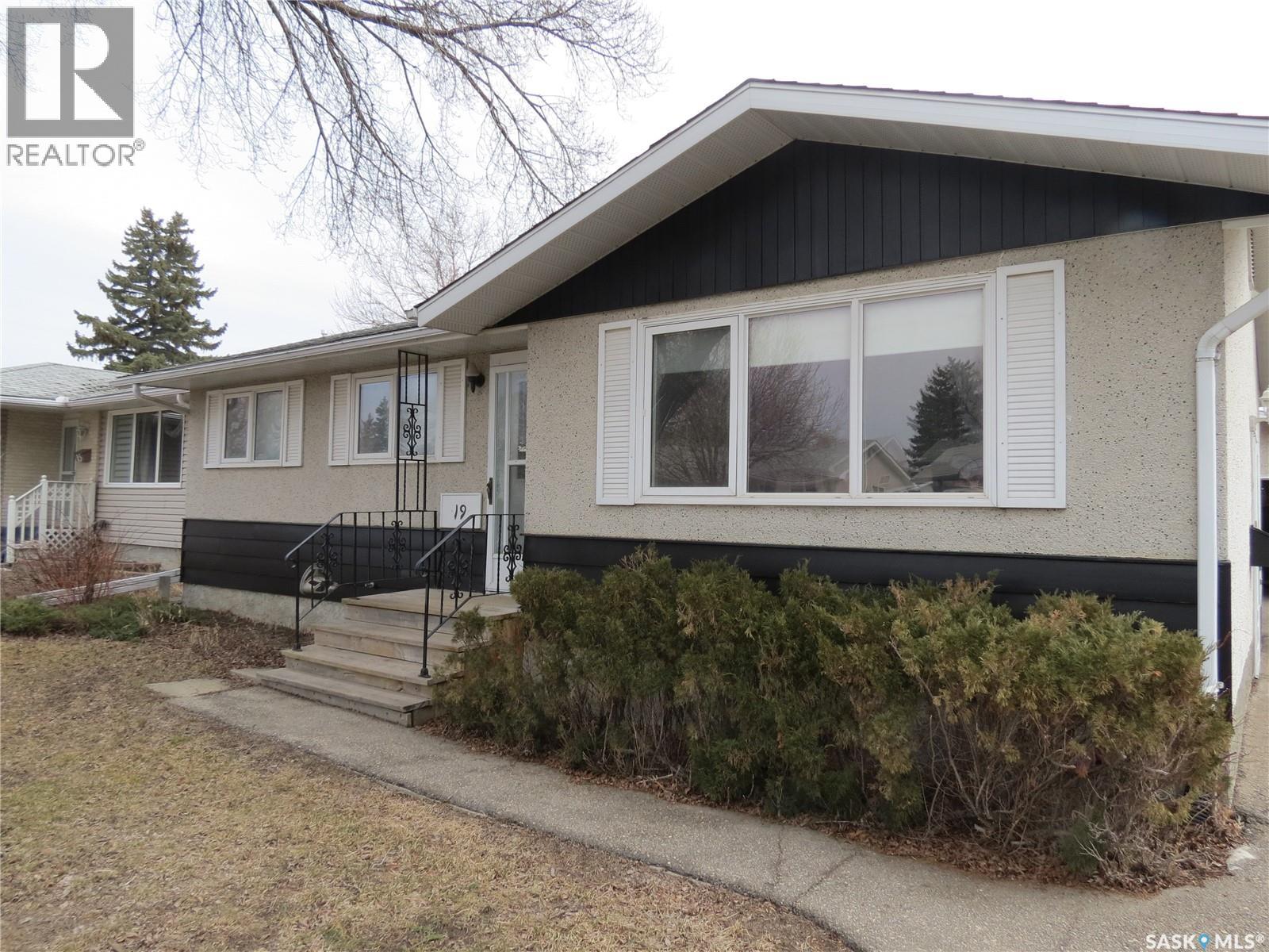 19 Merlin Crescent, Regina, Saskatchewan  S4R 3E7 - Photo 2 - SK032825