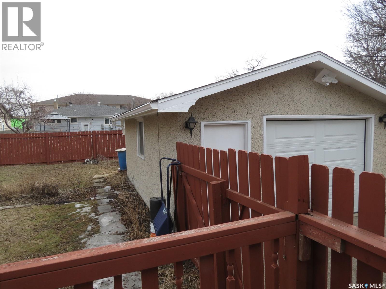 19 Merlin Crescent, Regina, Saskatchewan  S4R 3E7 - Photo 3 - SK032825