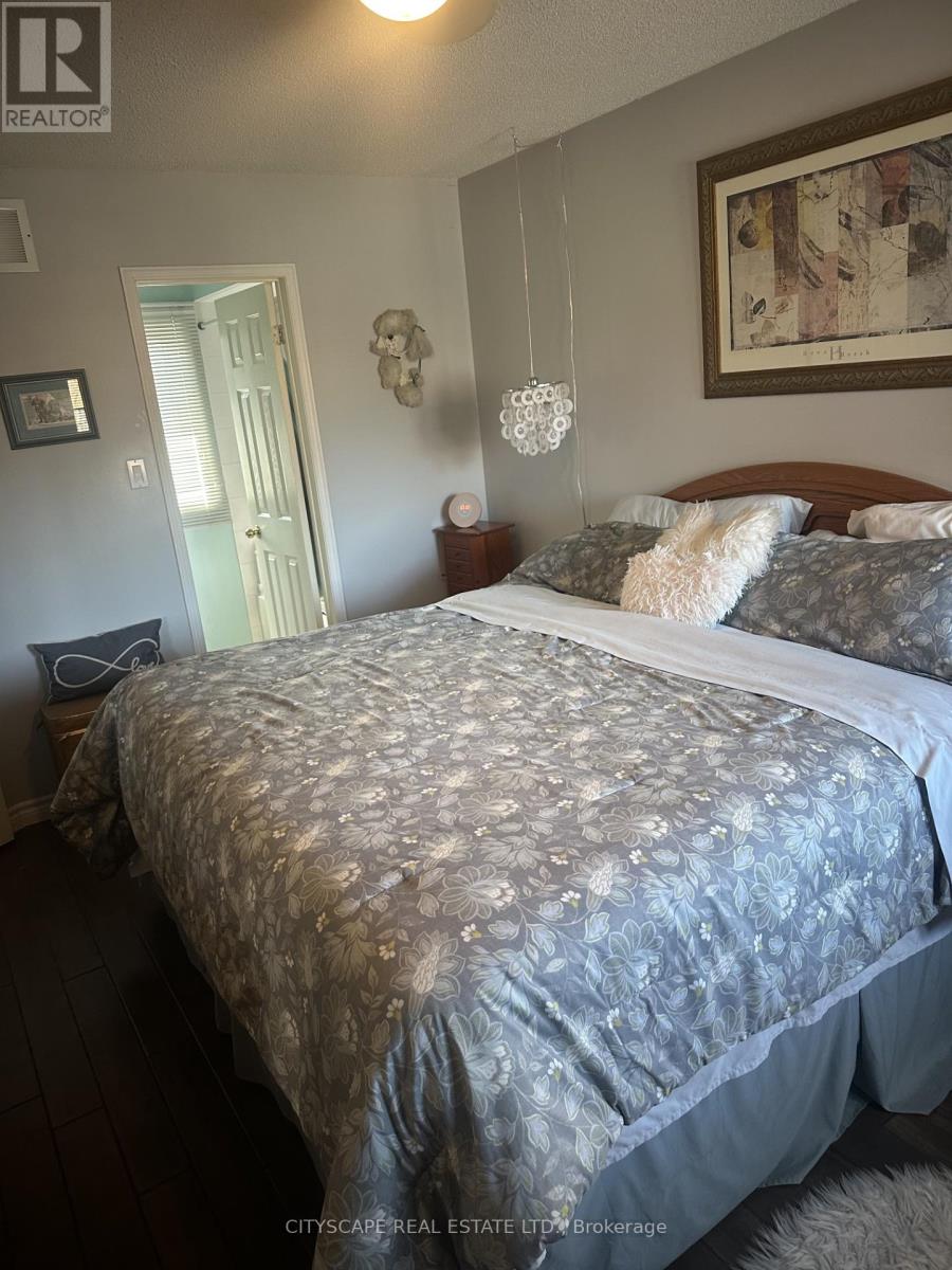 102 Snowcap Road, Brampton, Ontario  L6R 1J1 - Photo 11 - W12990852