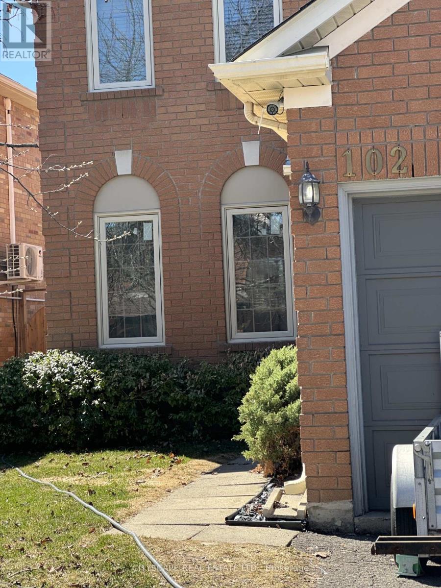 102 Snowcap Road, Brampton, Ontario  L6R 1J1 - Photo 2 - W12990852