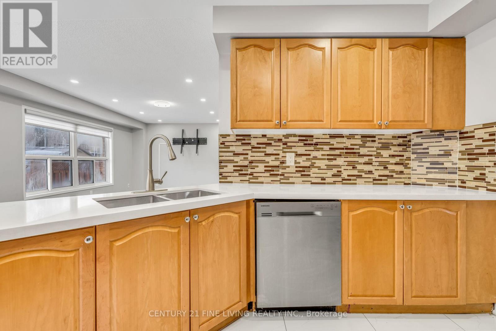 20 Edenvalley Road, Brampton, Ontario L7A 2M6 - Photo 9 - W12993320