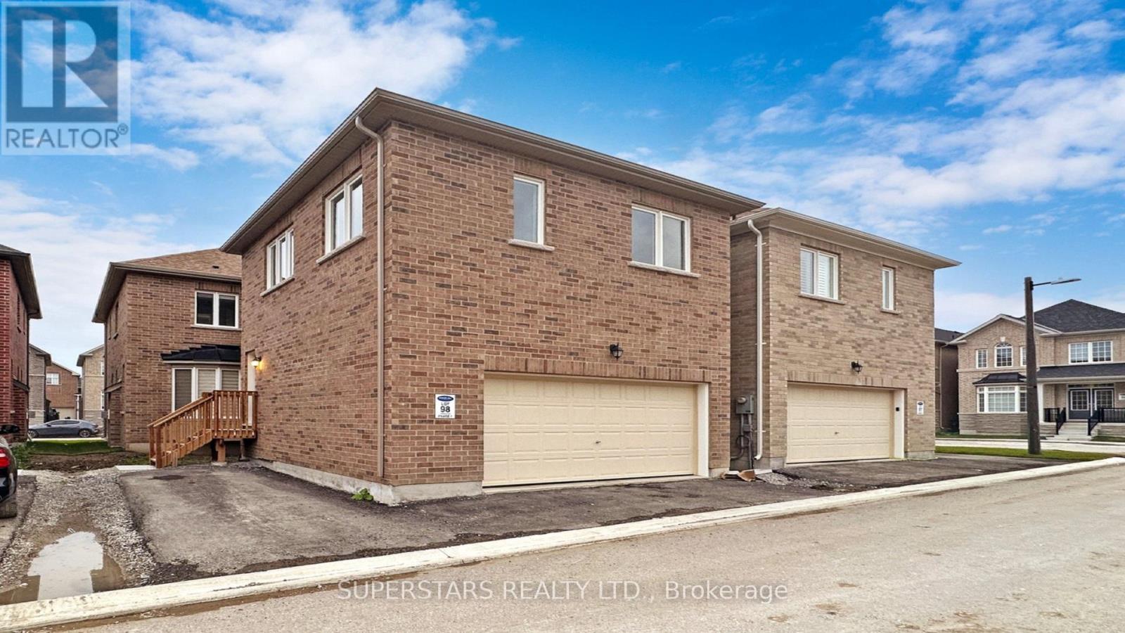 Coach - 4 Waterleaf Road, Markham, Ontario  L6B 1N9 - Photo 1 - N12993448