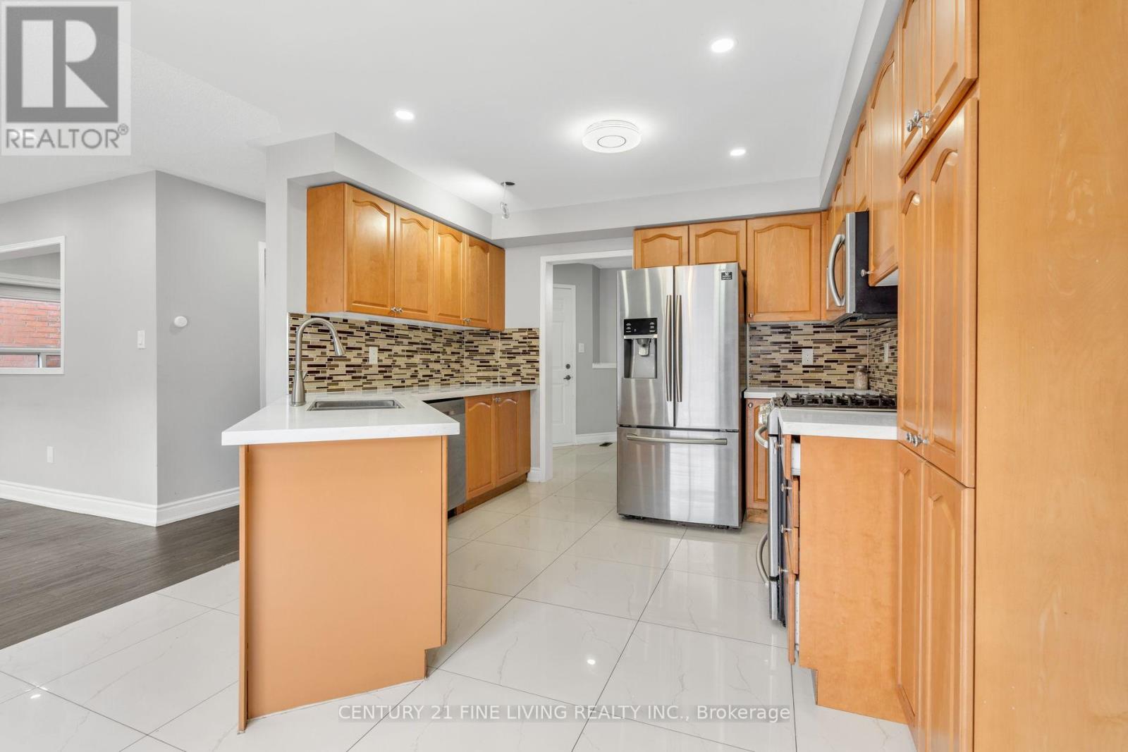 20 Edenvalley Road, Brampton, Ontario L7A 2M6 - Photo 6 - W12993320