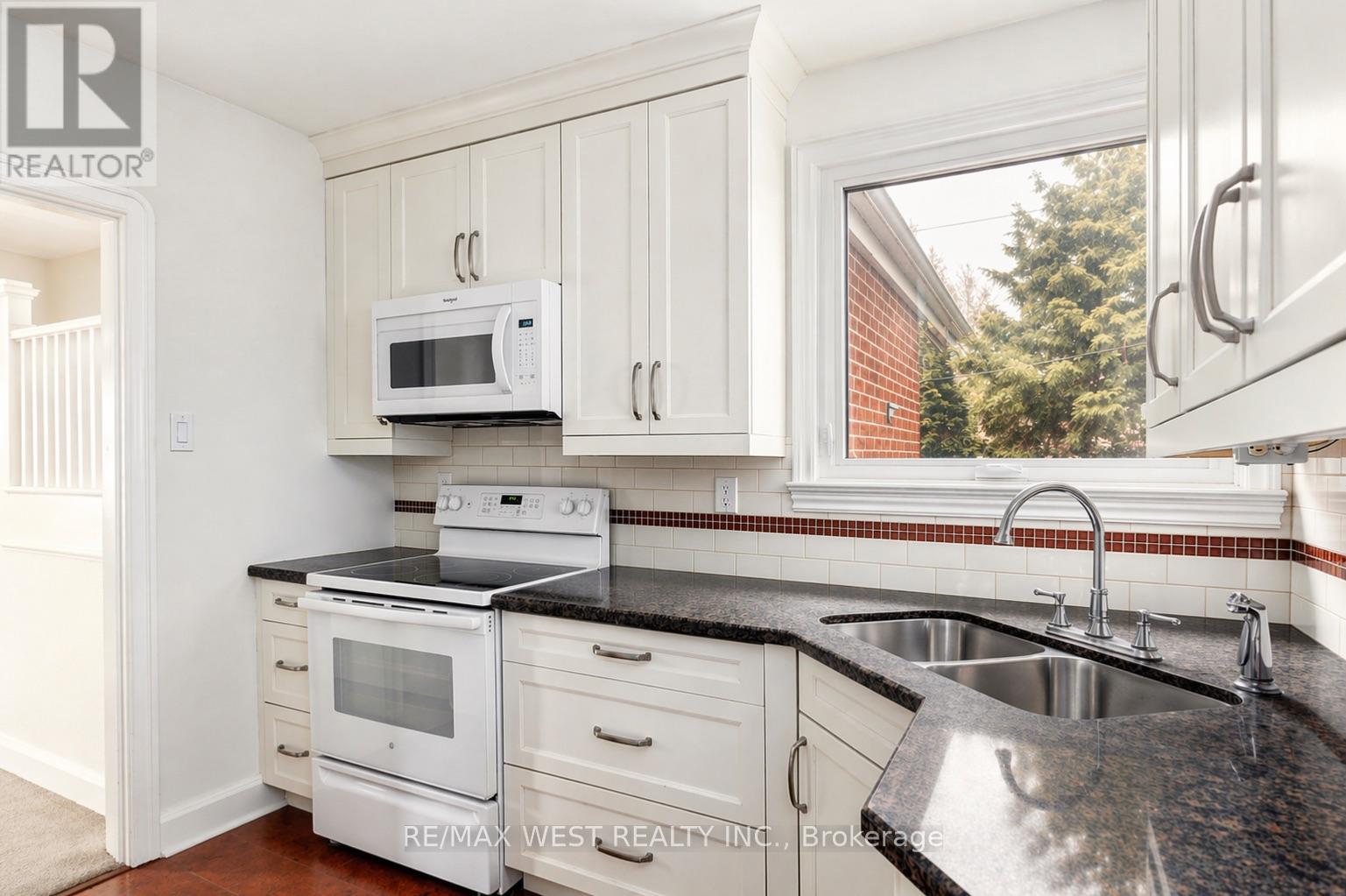 3 Glenroy Avenue, Toronto, Ontario  M8Y 2L9 - Photo 7 - W12861132