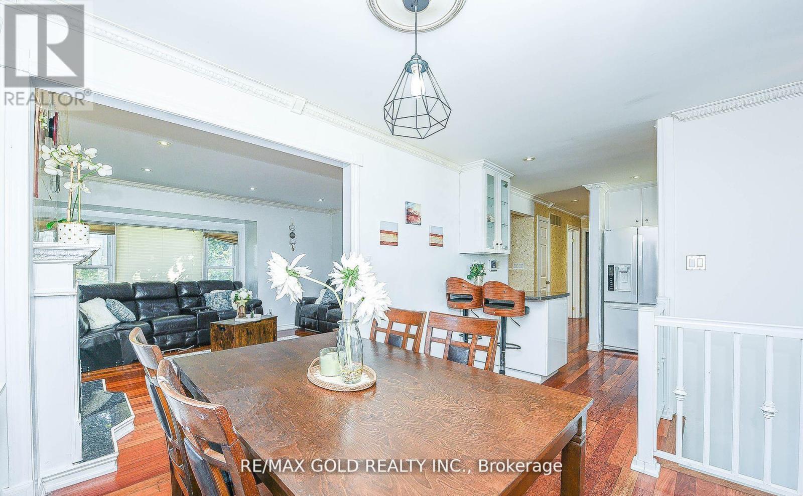 13 Foster Road, Mississauga, Ontario  L4T 1C3 - Photo 11 - W12993402