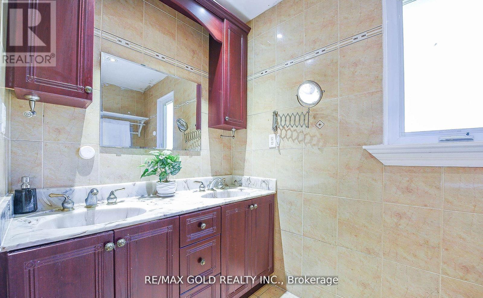 13 Foster Road, Mississauga, Ontario  L4T 1C3 - Photo 18 - W12993402