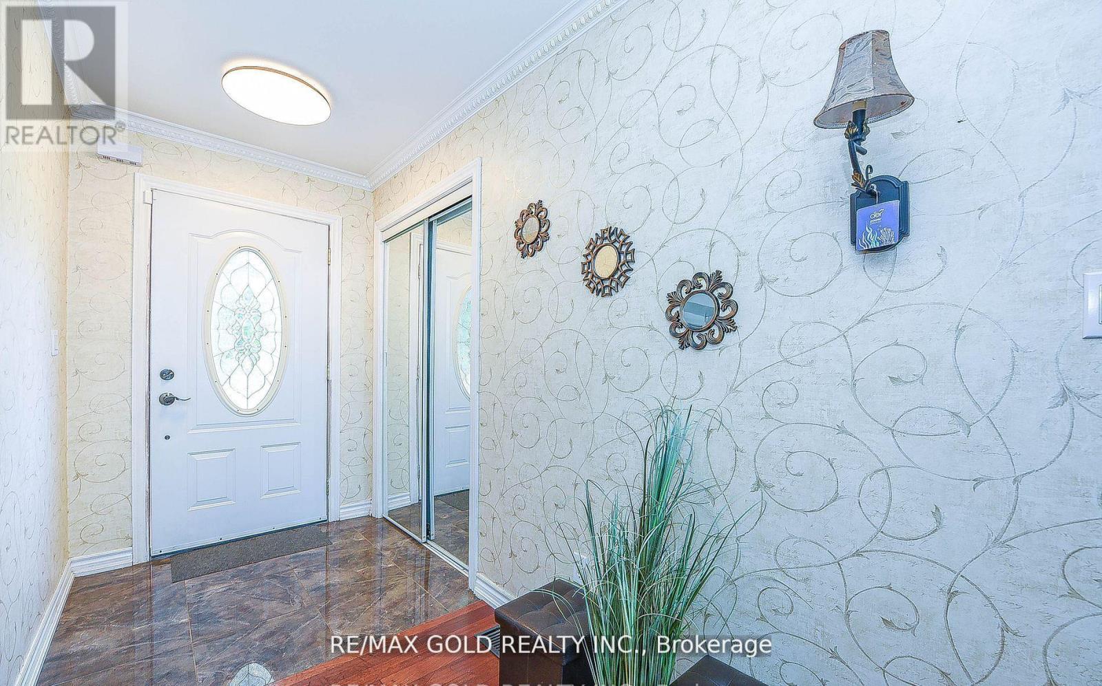 13 Foster Road, Mississauga, Ontario  L4T 1C3 - Photo 3 - W12993402