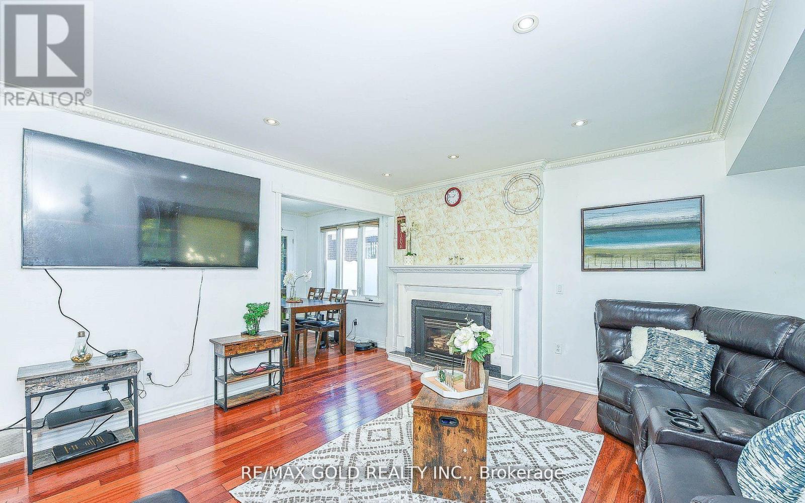 13 Foster Road, Mississauga, Ontario  L4T 1C3 - Photo 5 - W12993402