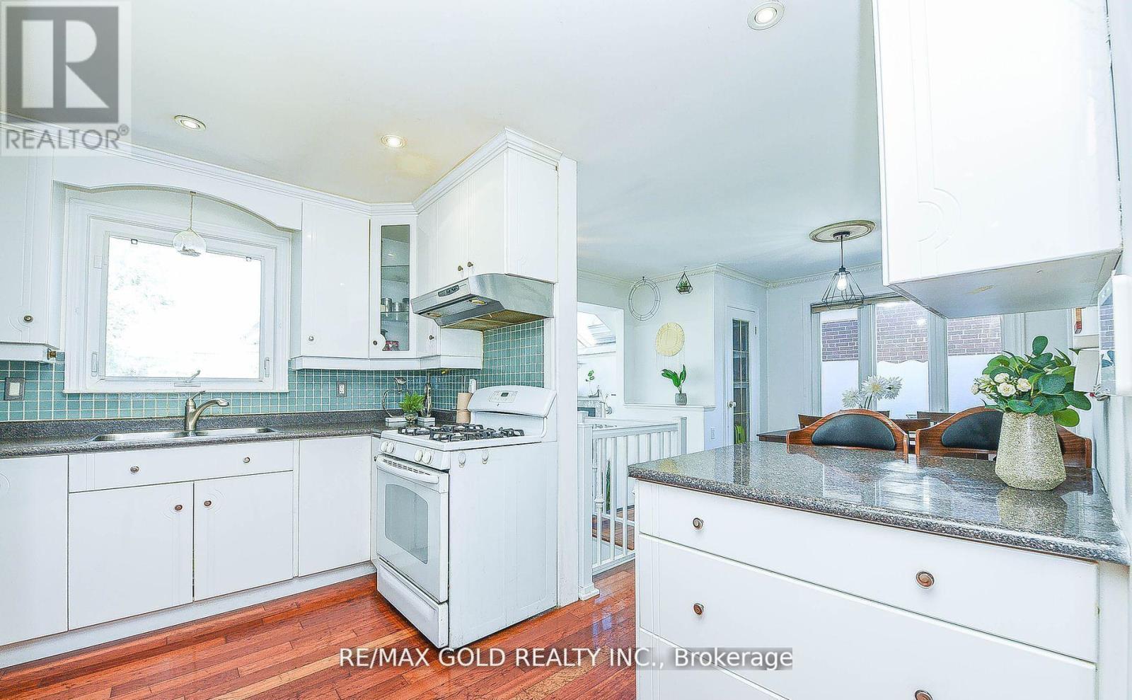 13 Foster Road, Mississauga, Ontario  L4T 1C3 - Photo 8 - W12993402