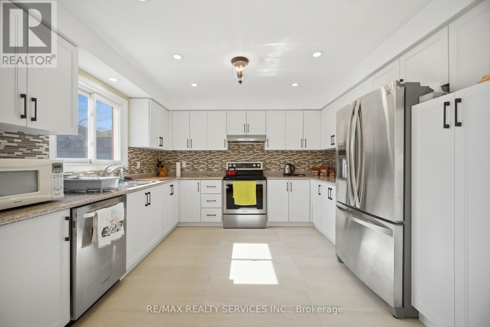 23 Newbury Crescent, Brampton, Ontario  L6S 5M3 - Photo 10 - W12993438