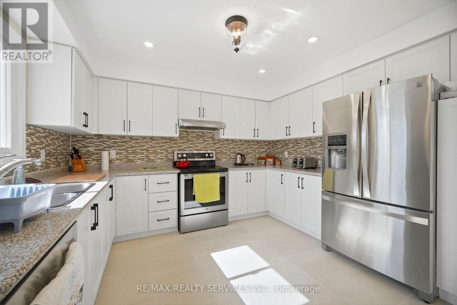 23 Newbury Crescent, Brampton, Ontario  L6S 5M3 - Photo 11 - W12993438