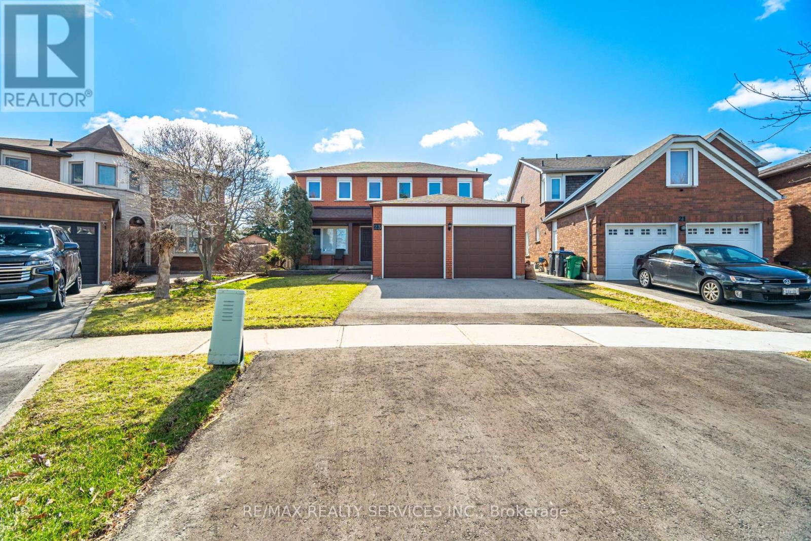 23 Newbury Crescent, Brampton, Ontario  L6S 5M3 - Photo 2 - W12993438