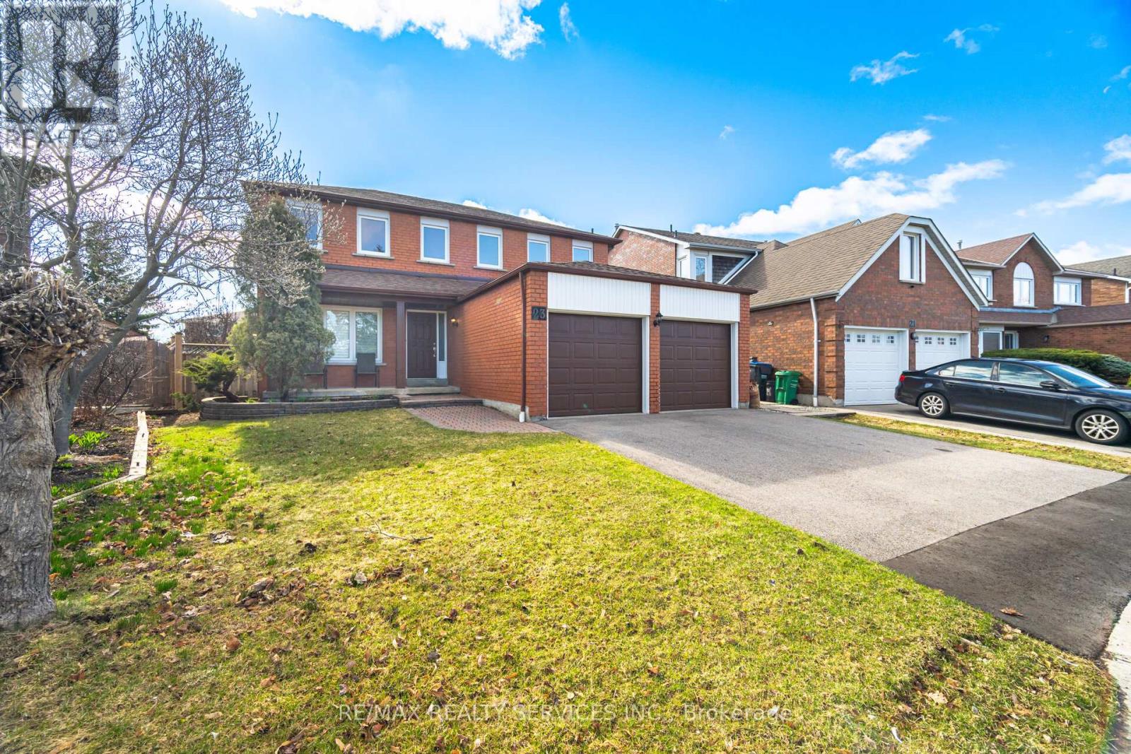 23 Newbury Crescent, Brampton, Ontario  L6S 5M3 - Photo 4 - W12993438