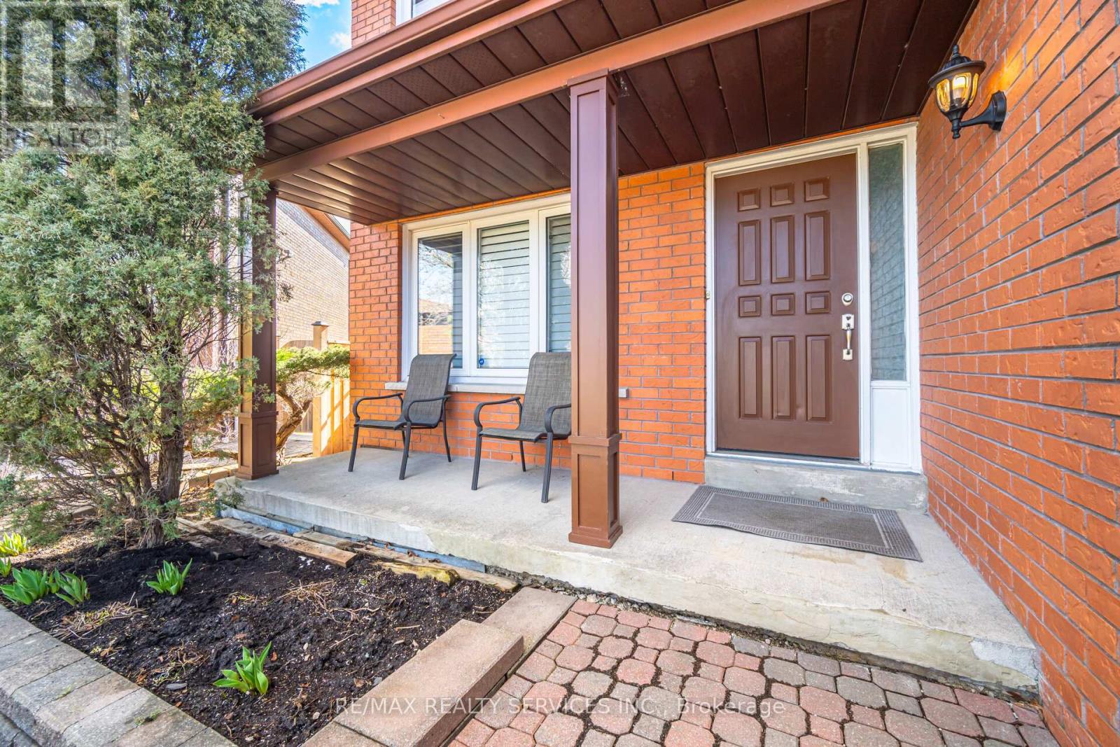 23 Newbury Crescent, Brampton, Ontario  L6S 5M3 - Photo 5 - W12993438