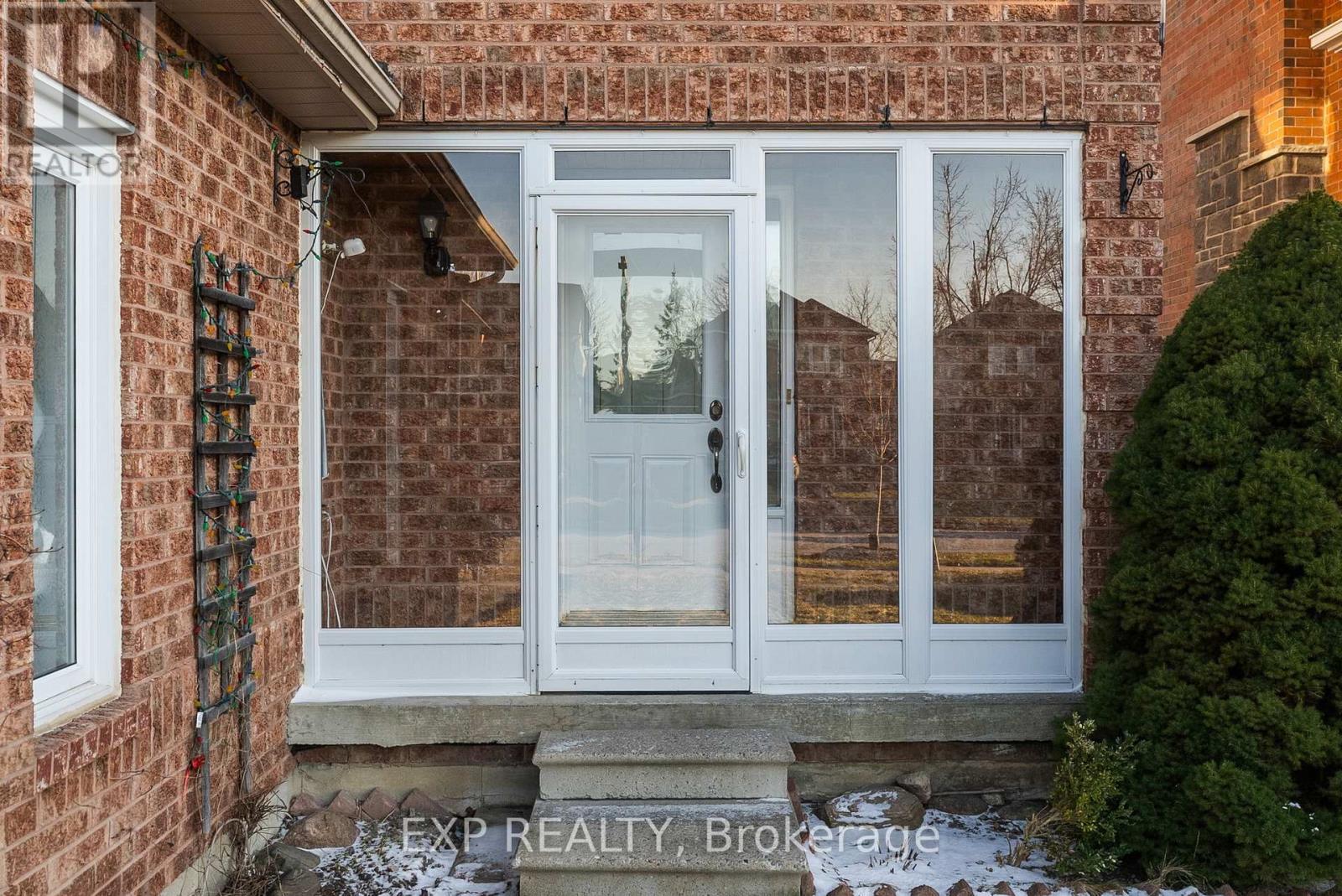 19 Natanya Boulevard, Georgina, Ontario  L4P 3R6 - Photo 4 - N12989390