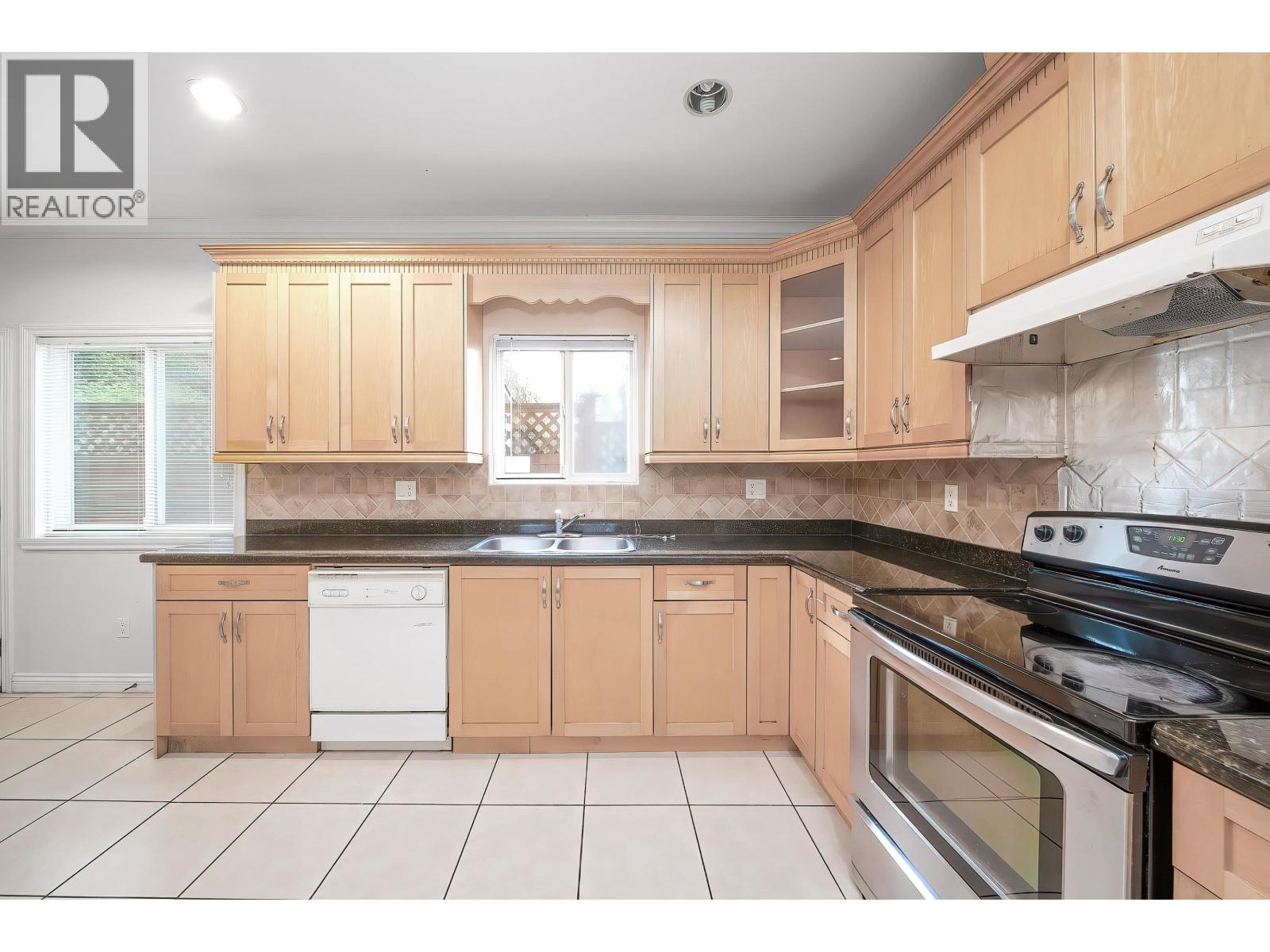 7431 14th Avenue Avenue, Burnaby, British Columbia  V3N 1Z8 - Photo 8 - R3110840