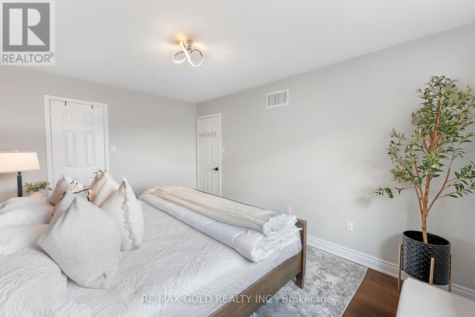 912 Delgado Drive, Mississauga, Ontario  L5V 2S4 - Photo 13 - W12881764