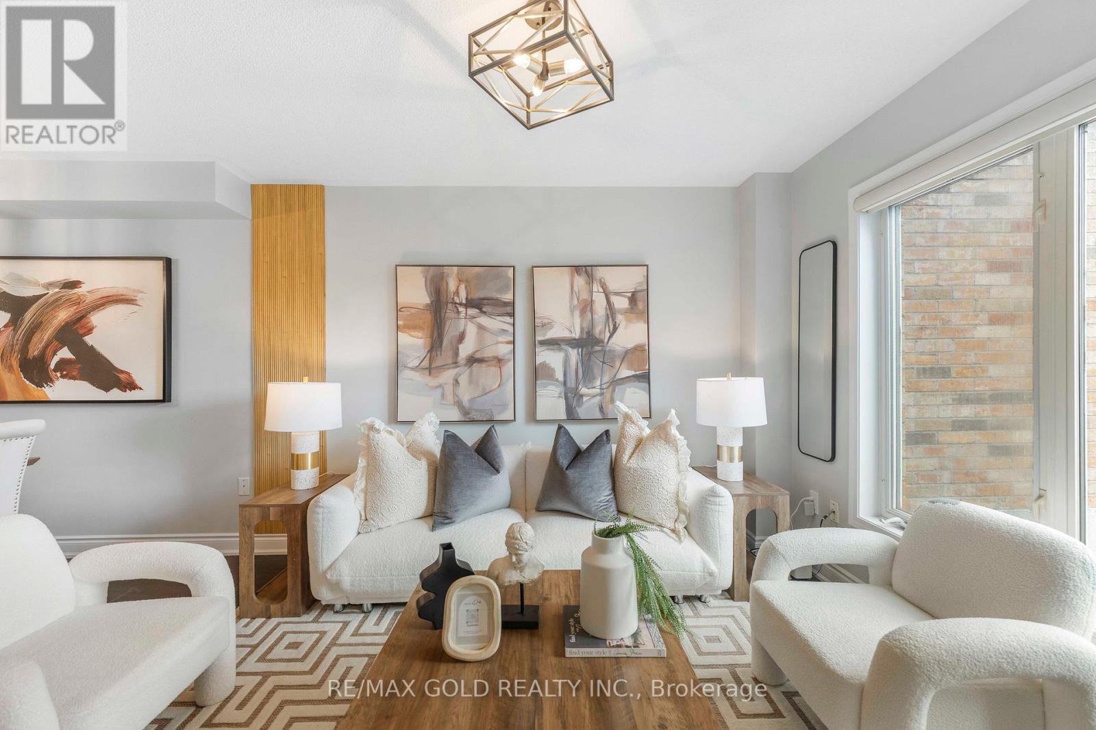 912 Delgado Drive, Mississauga, Ontario  L5V 2S4 - Photo 3 - W12881764