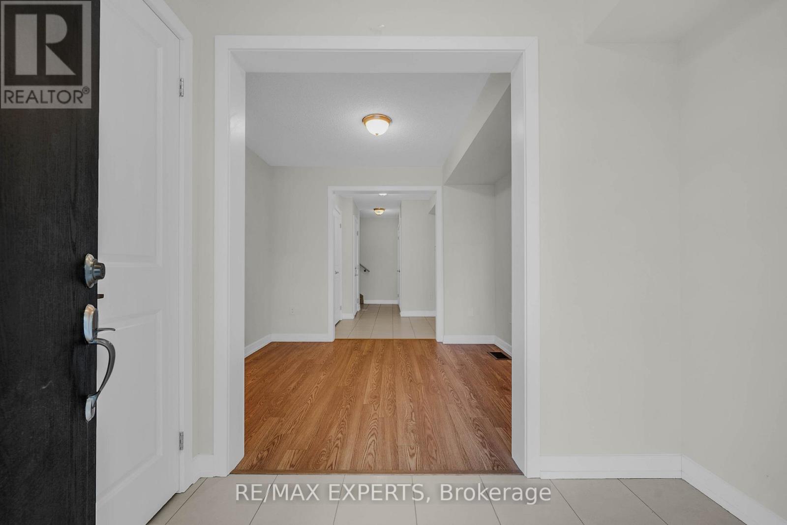 34 Dandara Gate, Vaughan, Ontario  L4L 0B6 - Photo 7 - N12993506