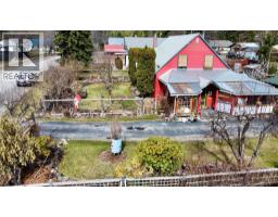 203 4th Avenue NW, Nakusp, British Columbia